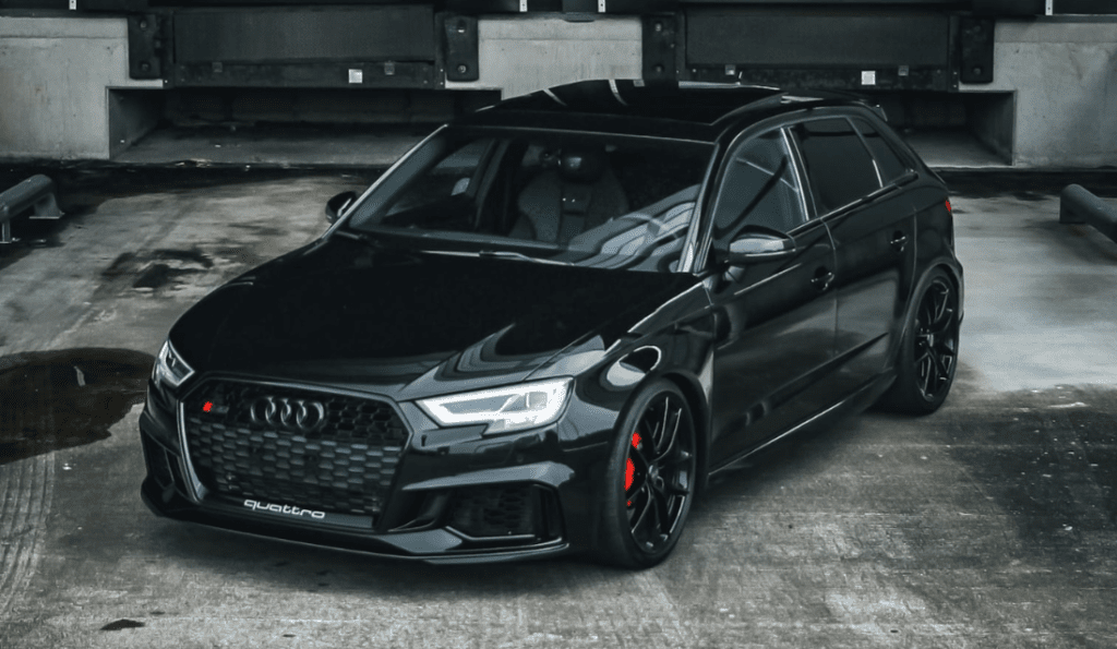 audi rs nederland geparkeerd voor foto