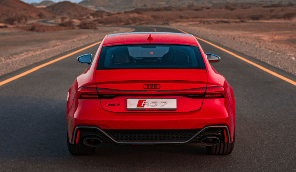 Volledige achterkant van rode Audi RS7 tijdens rally van AUDI RS Nederland