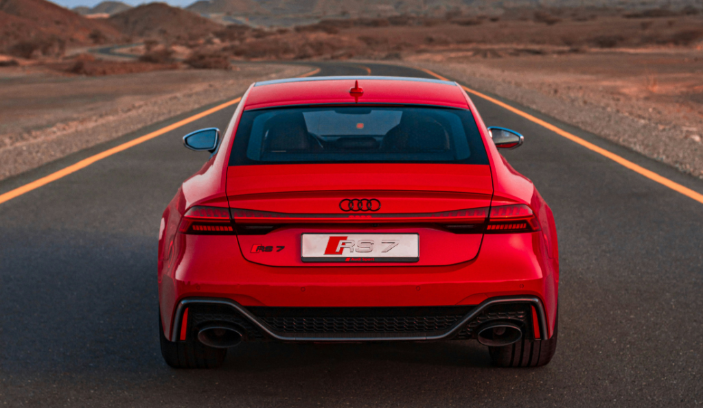 Volledige achterkant van rode Audi RS7 tijdens rally van AUDI RS Nederland